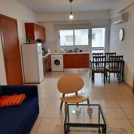 Center Walking To The 2 Bedrooms * לרנקה