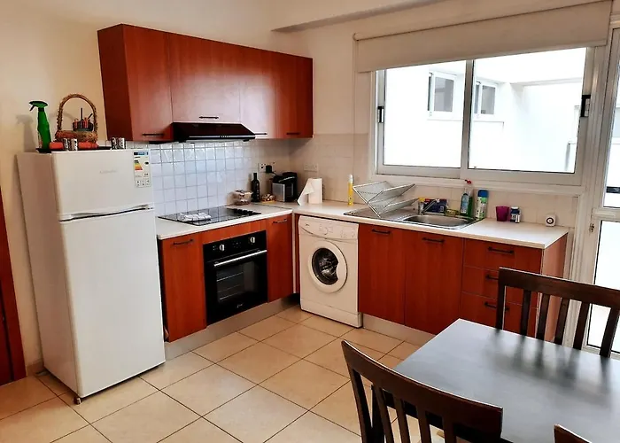 Center Walking To The 2 Bedrooms דירה לרנקה